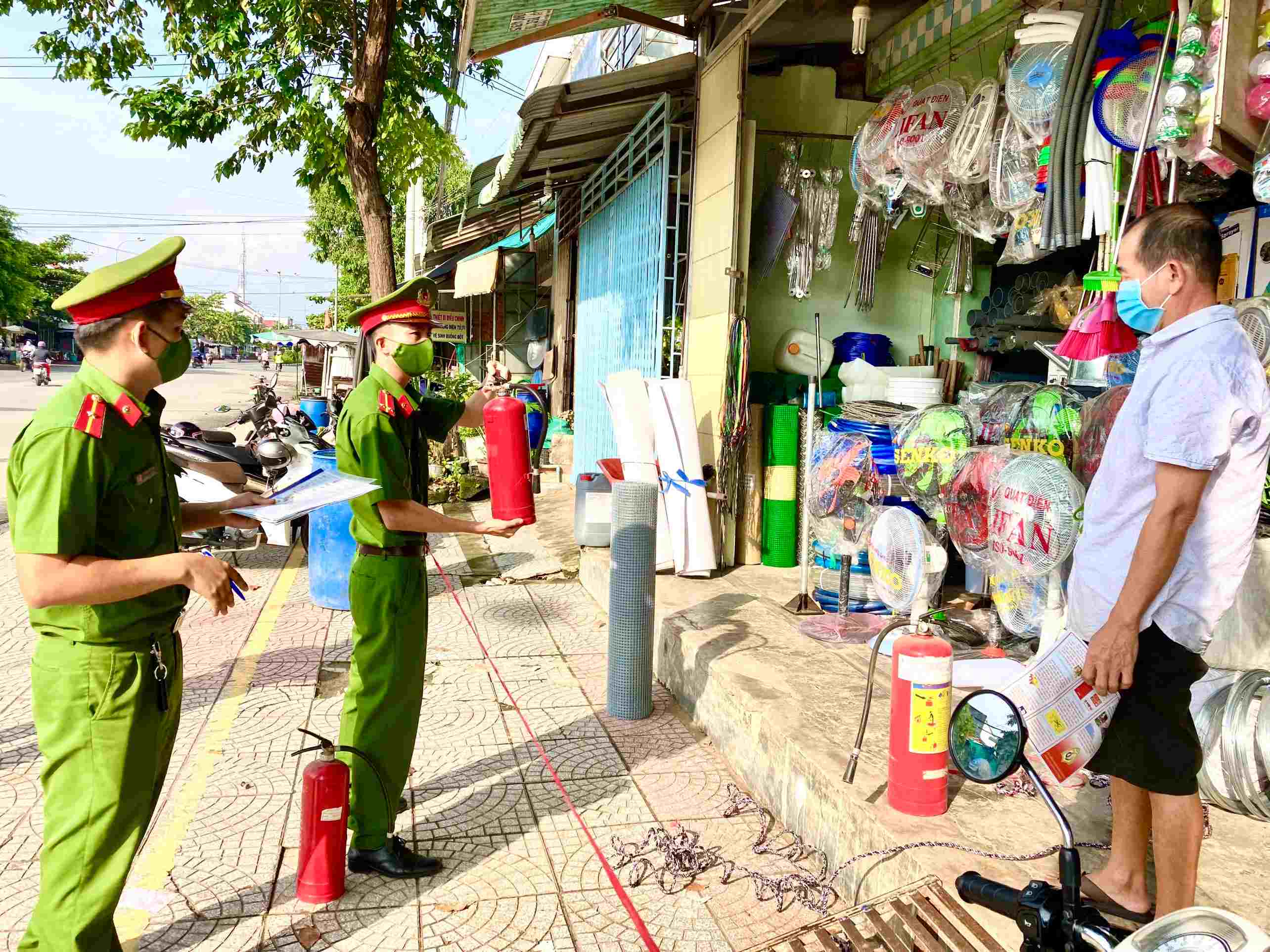 Công an huyện Dương Minh Châu: Tuyên truyền phòng cháy, chữa cháy cho tiểu thương và các hộ kinh doanh